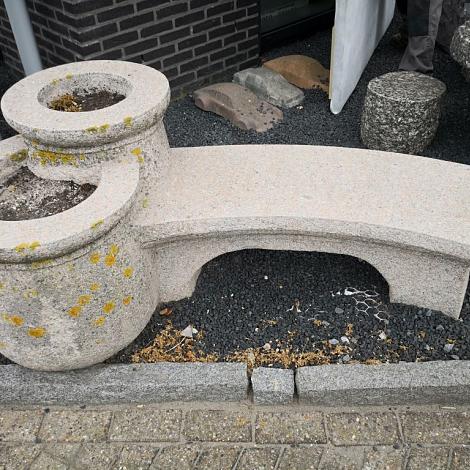 Bank met bloempot