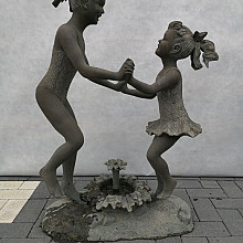Twee meisjes rond waterfontijn