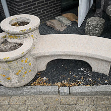 Bank met bloempot
